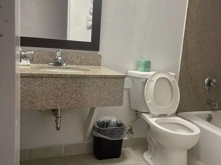 Hotelli Regal 8 Inn & Suites