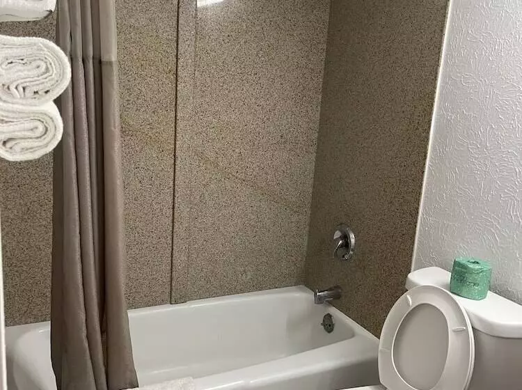 Hotelli Regal 8 Inn & Suites