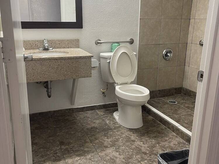 酒店 Regal 8 Inn & Suites