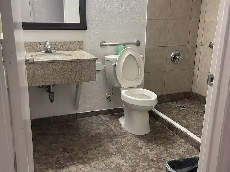 Hotelli Regal 8 Inn & Suites