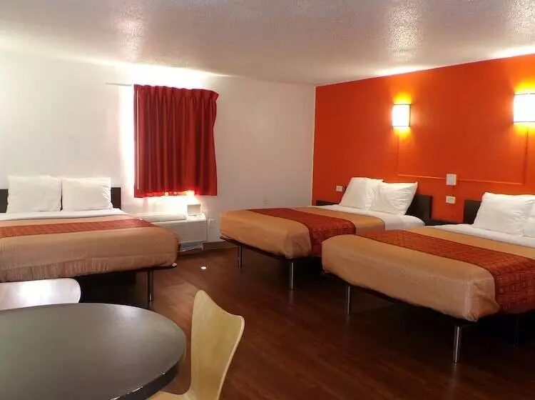 Hotelli Regal 8 Inn & Suites