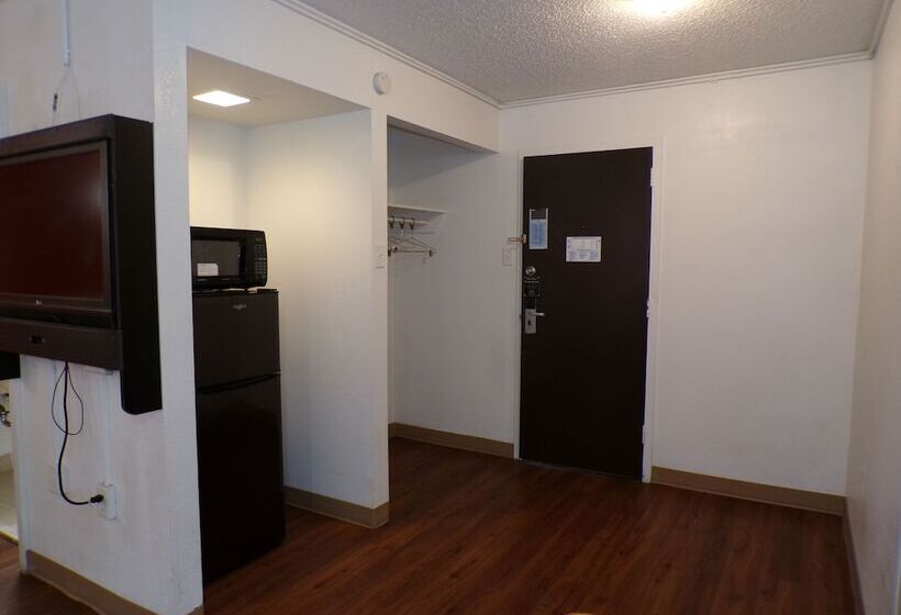 酒店 Regal 8 Inn & Suites