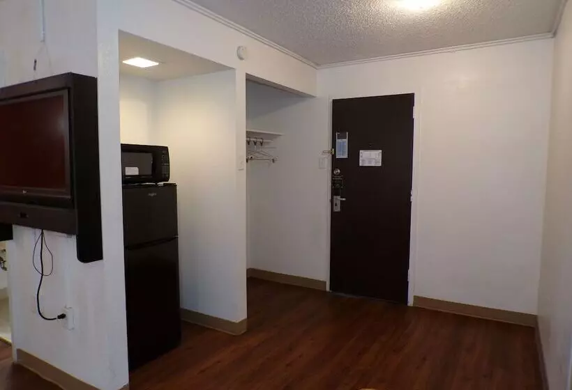 Hotelli Regal 8 Inn & Suites