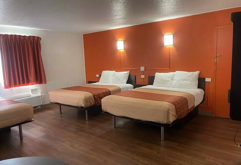 Hotelli Regal 8 Inn & Suites
