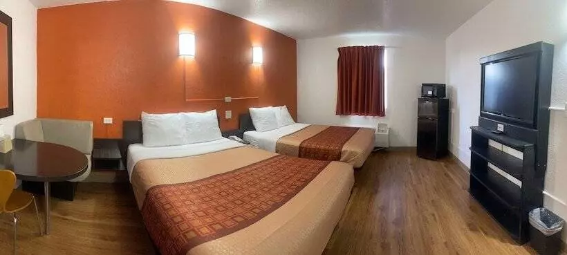 Hotelli Regal 8 Inn & Suites