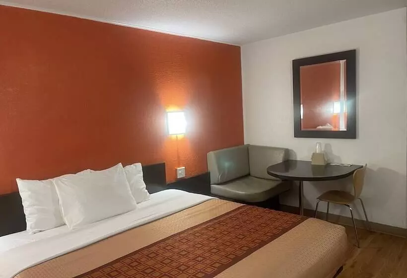 Hotelli Regal 8 Inn & Suites
