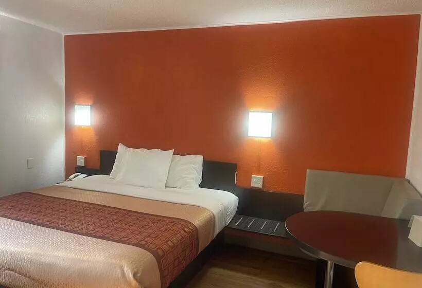 Hotelli Regal 8 Inn & Suites