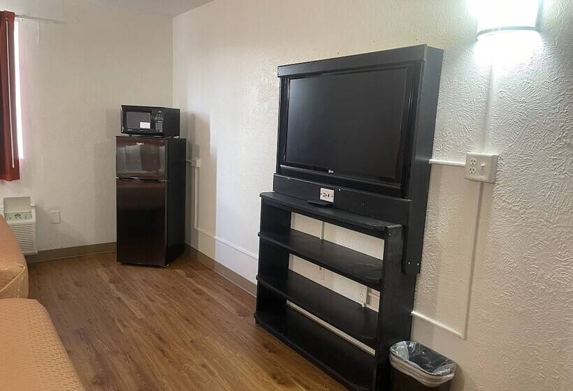 酒店 Regal 8 Inn & Suites