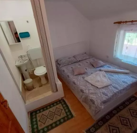 Pensiune  Cazare  Restaurant Casa Deni