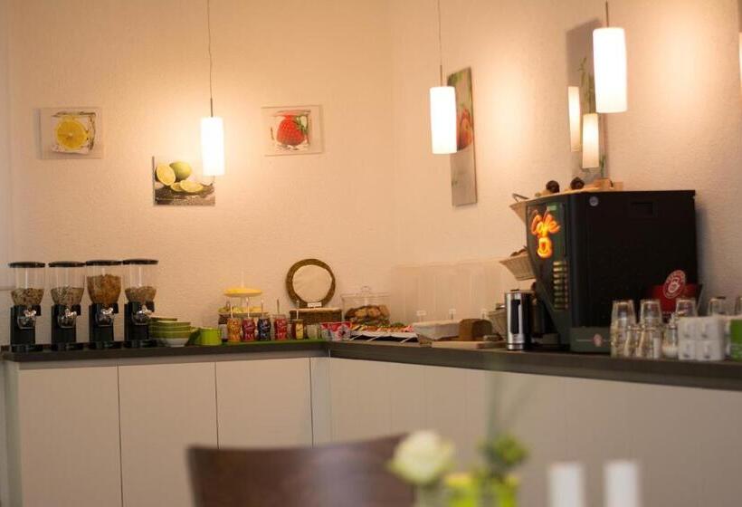 Отель Bed & Breakfast Outlet