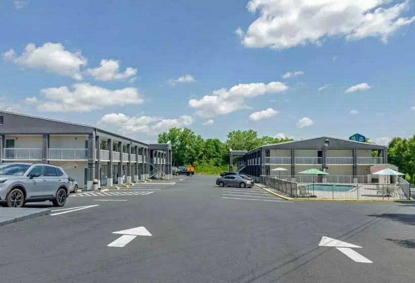 Hotelli Suburban Studios Verona   Staunton North