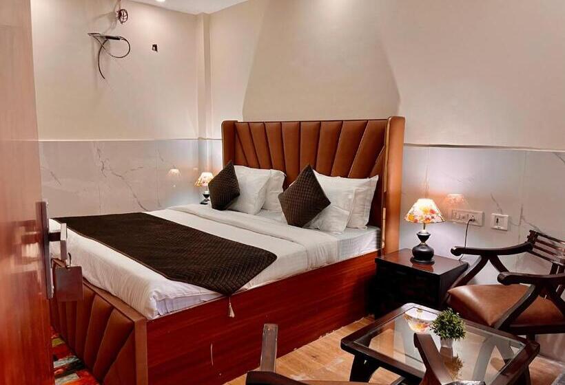 בית מלון כפרי River Grand Resort   A Peaceful Stay Kempty Fall Mussoorie