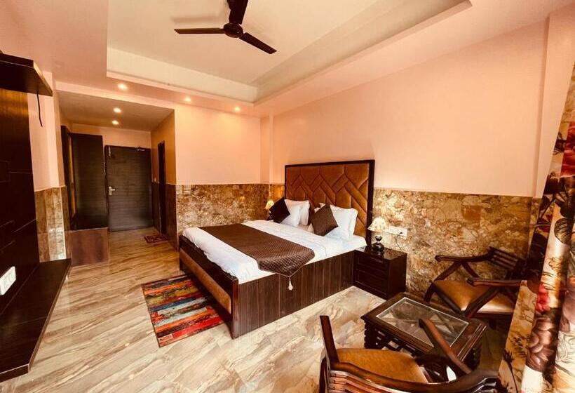 בית מלון כפרי River Grand Resort   A Peaceful Stay Kempty Fall Mussoorie