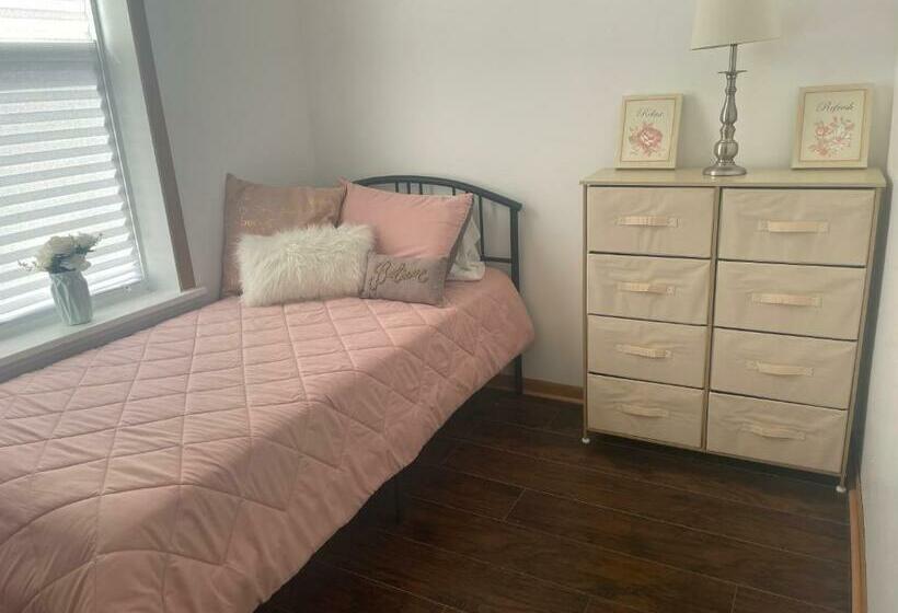 هاستل Shared Living Space