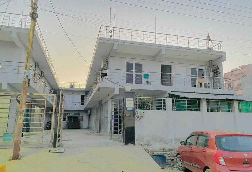 בית מלון כפרי Oyo 89244 Saras Regidence