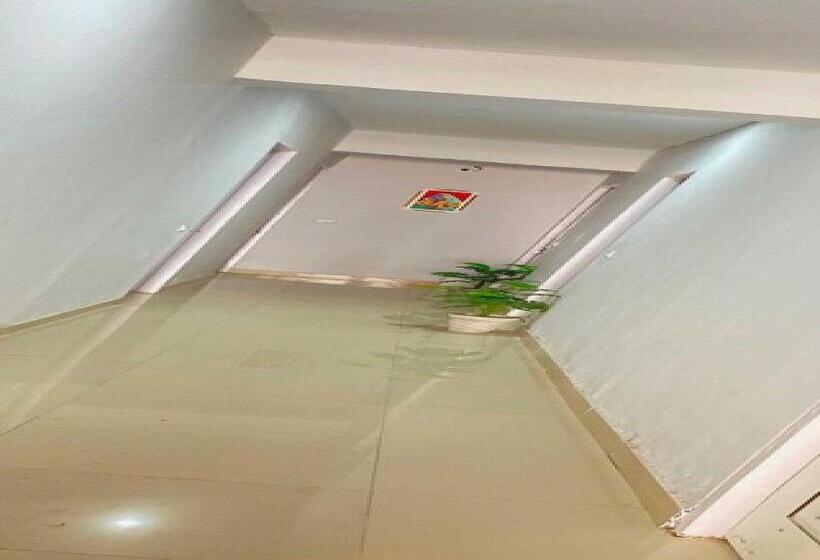 בית מלון כפרי Oyo 89244 Saras Regidence