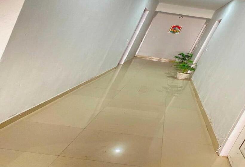 בית מלון כפרי Oyo 89244 Saras Regidence