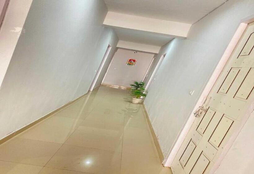 בית מלון כפרי Oyo 89244 Saras Regidence