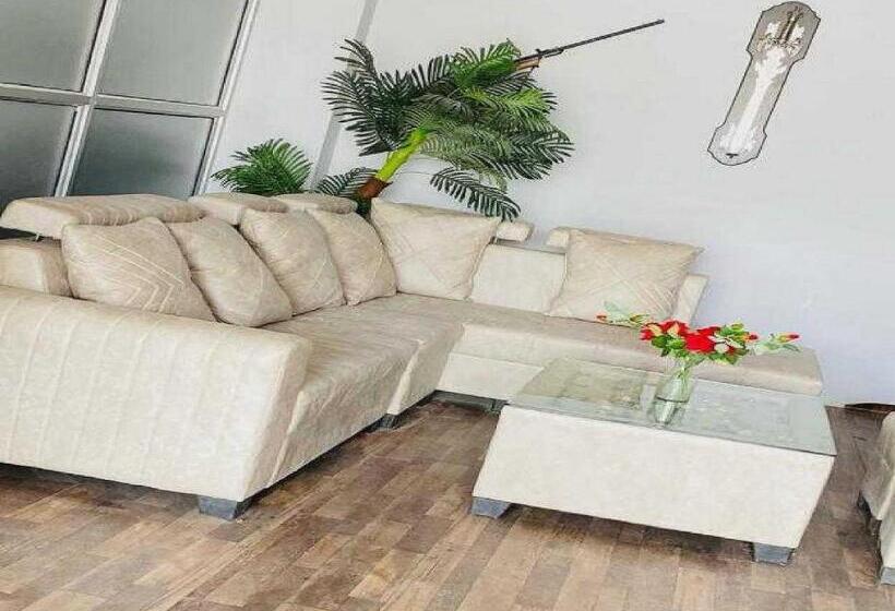 בית מלון כפרי Oyo 89244 Saras Regidence