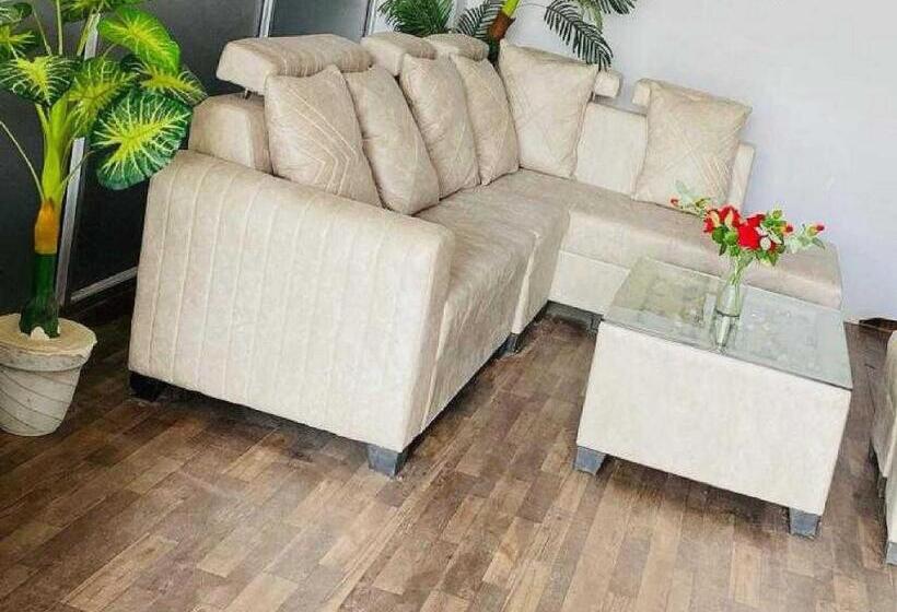 בית מלון כפרי Oyo 89244 Saras Regidence