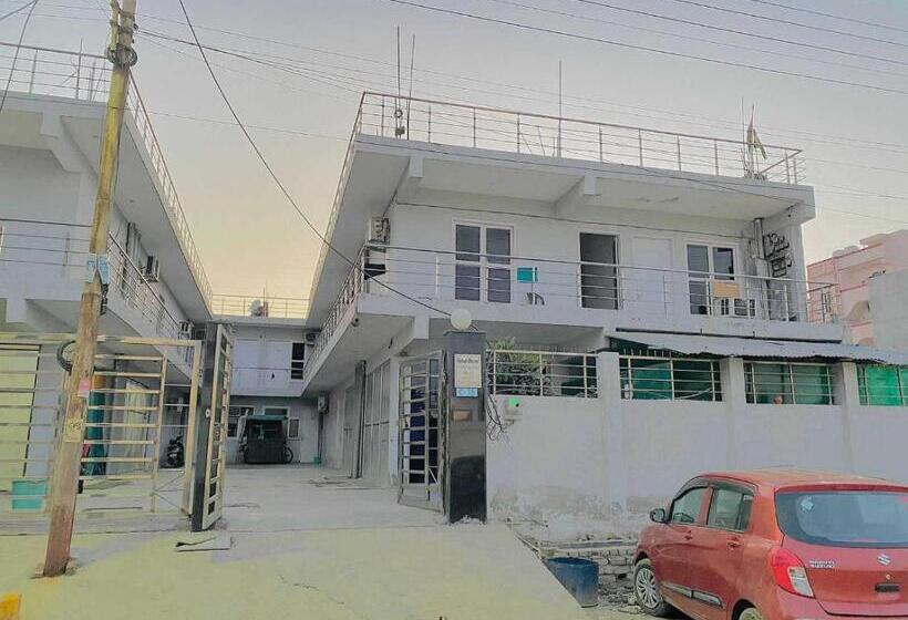 בית מלון כפרי Oyo 89244 Saras Regidence