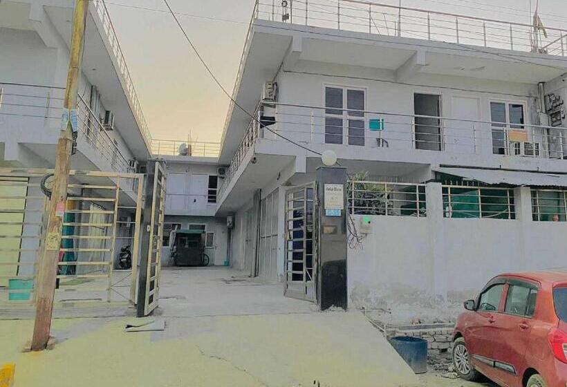 בית מלון כפרי Oyo 89244 Saras Regidence