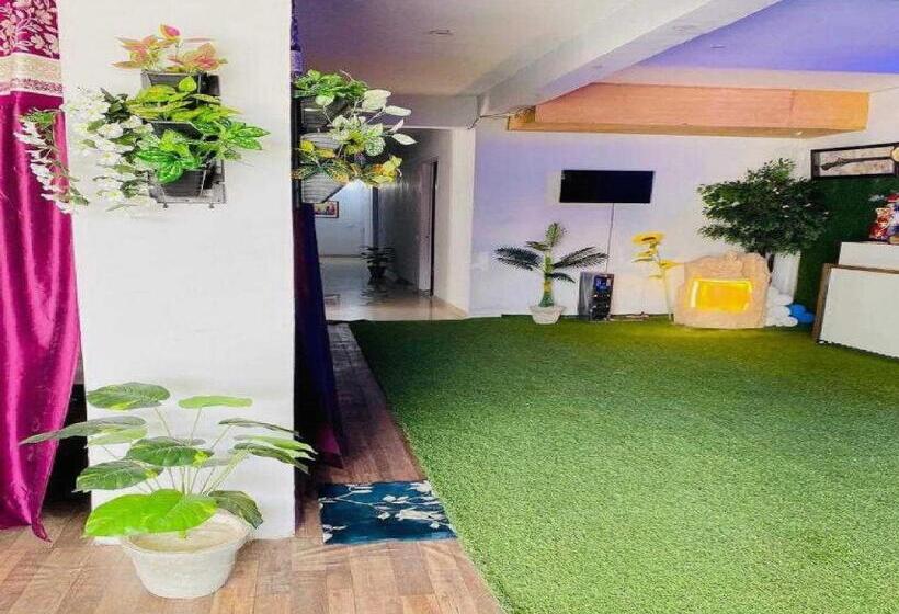 בית מלון כפרי Oyo 89244 Saras Regidence