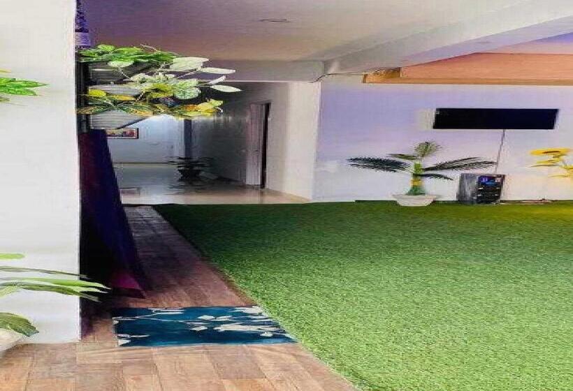 בית מלון כפרי Oyo 89244 Saras Regidence