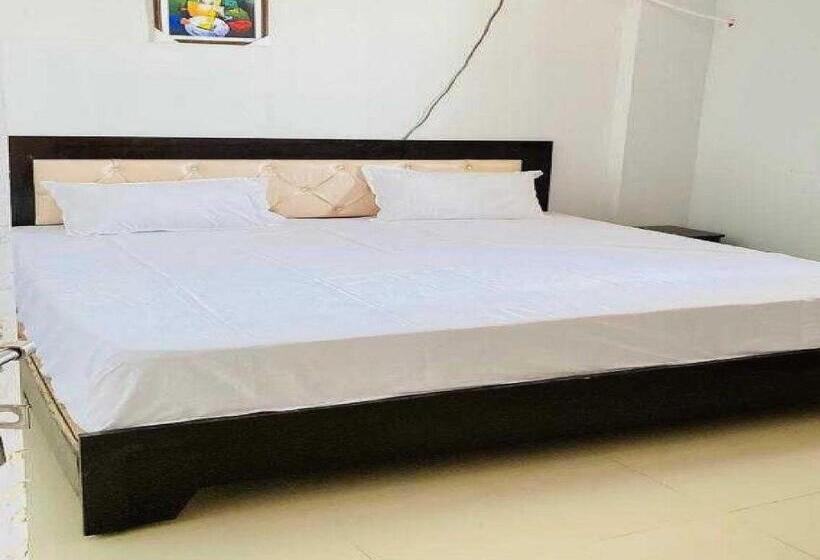 בית מלון כפרי Oyo 89244 Saras Regidence