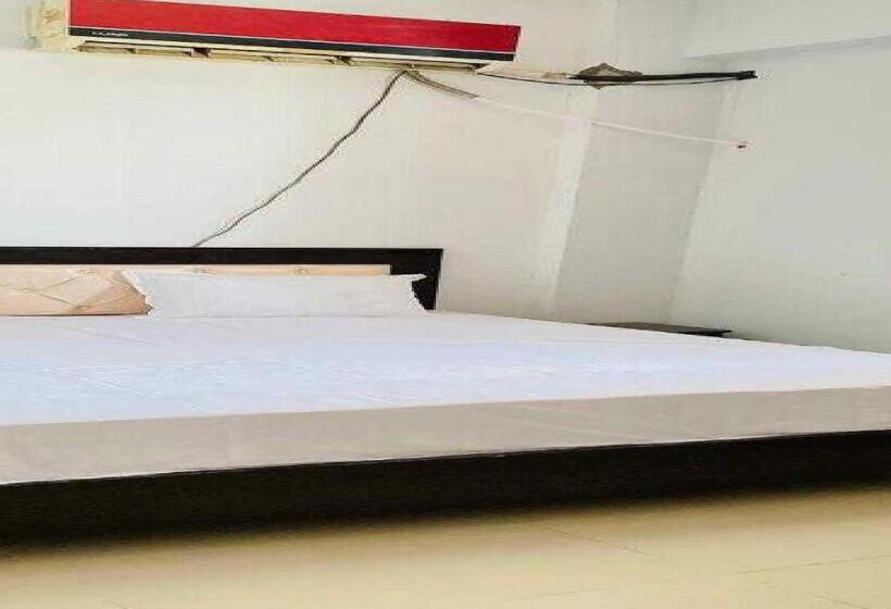 בית מלון כפרי Oyo 89244 Saras Regidence