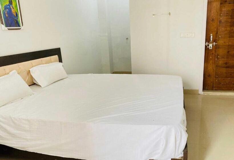 בית מלון כפרי Oyo 89244 Saras Regidence