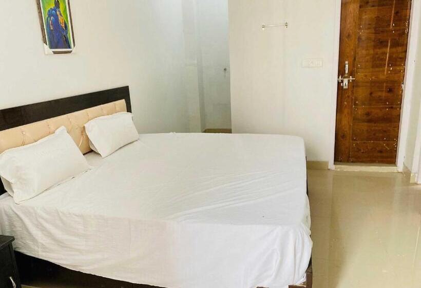 בית מלון כפרי Oyo 89244 Saras Regidence