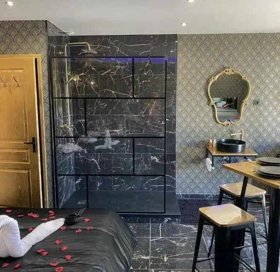 ホテル Désirs D Une Nuit   Loveroom Jacuzzi