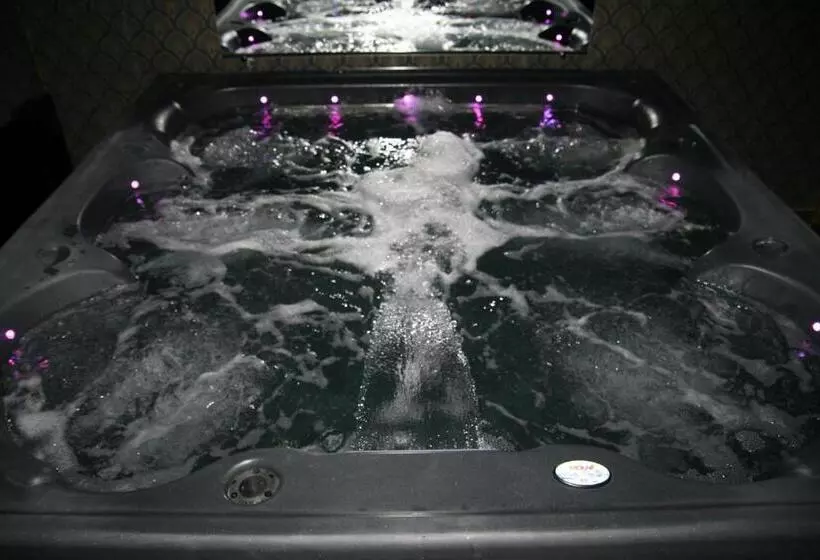 ホテル Désirs D Une Nuit   Loveroom Jacuzzi