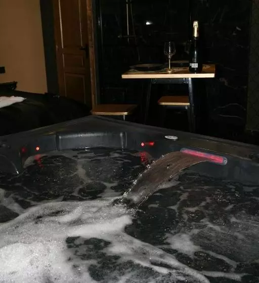 ホテル Désirs D Une Nuit   Loveroom Jacuzzi