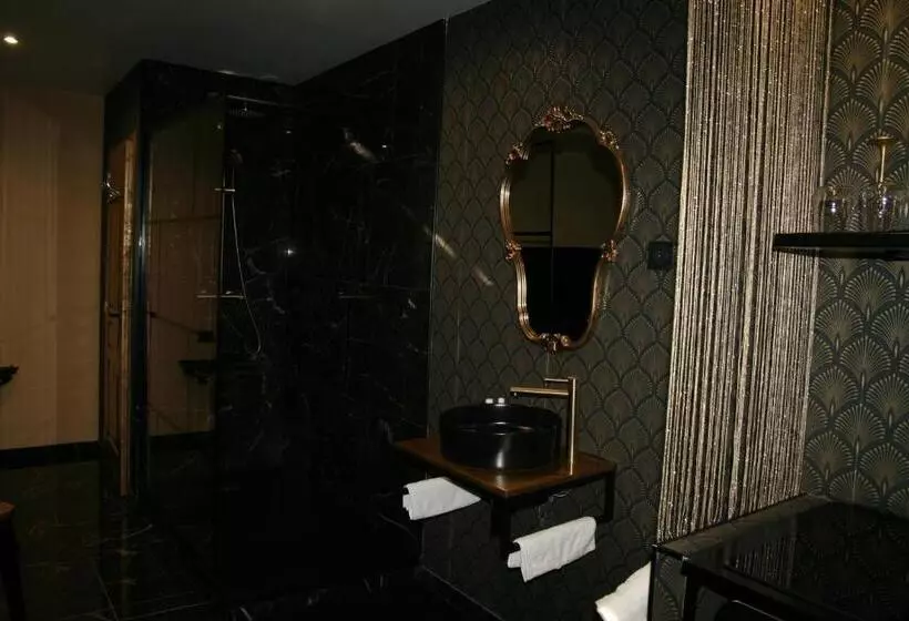 ホテル Désirs D Une Nuit   Loveroom Jacuzzi