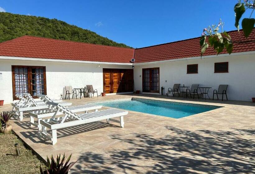 پانسیون Cozy Oceanfront Room Hidden Treasure