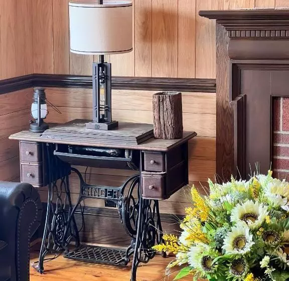 Hotelli Monterey Inn