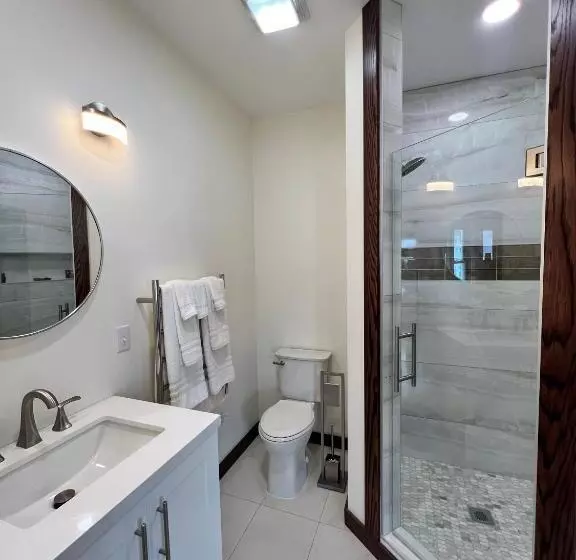 Hotelli Monterey Inn