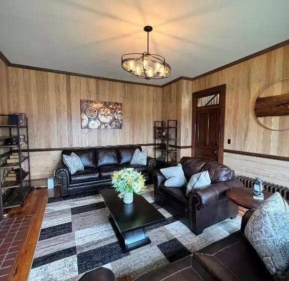 Hotelli Monterey Inn