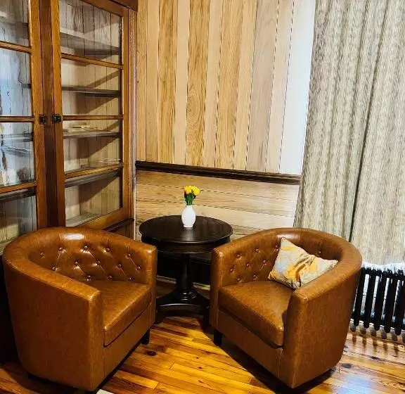 Hotelli Monterey Inn