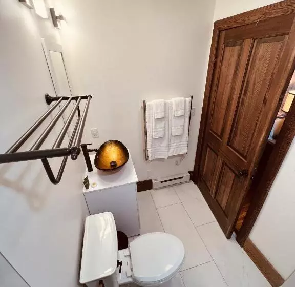 Hotelli Monterey Inn