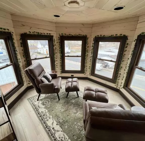 Hotelli Monterey Inn