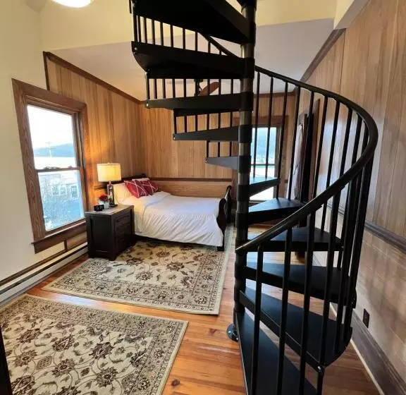 Hotelli Monterey Inn