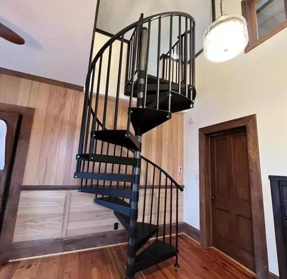 Hotelli Monterey Inn