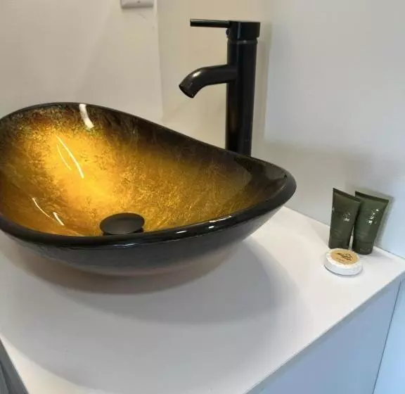 Hotelli Monterey Inn