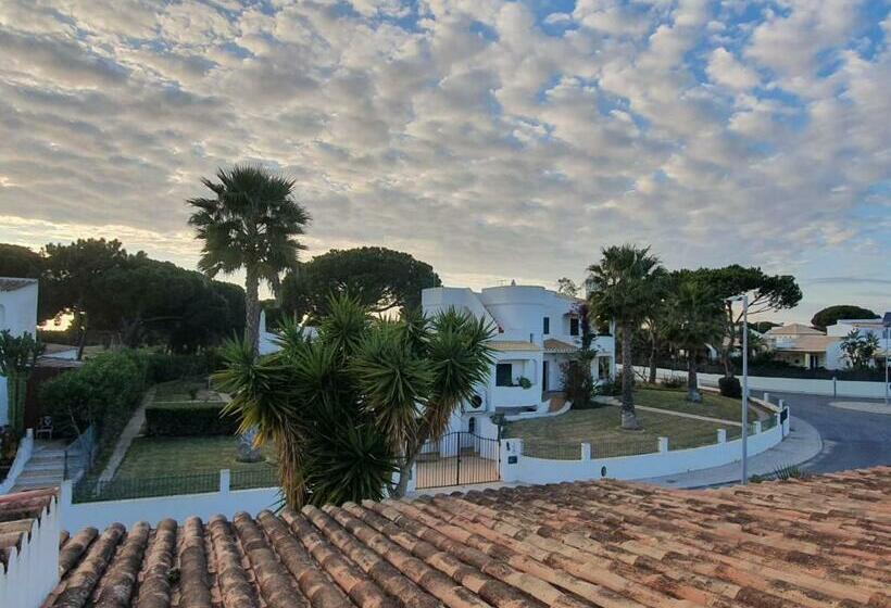 تختخواب و صبحانه Wakeup Villa