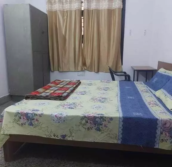 ホテル Spot On 81158 Pratiksha Homes