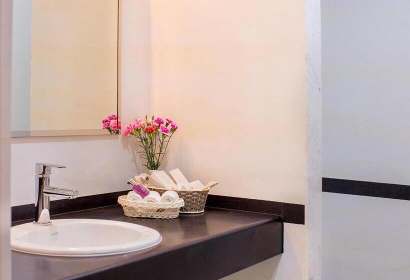 هتل Beehive Central