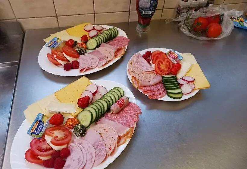 Hotelli Pension Strohm Im Lieth Café